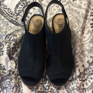 Vince camuto navy blue kitten heels